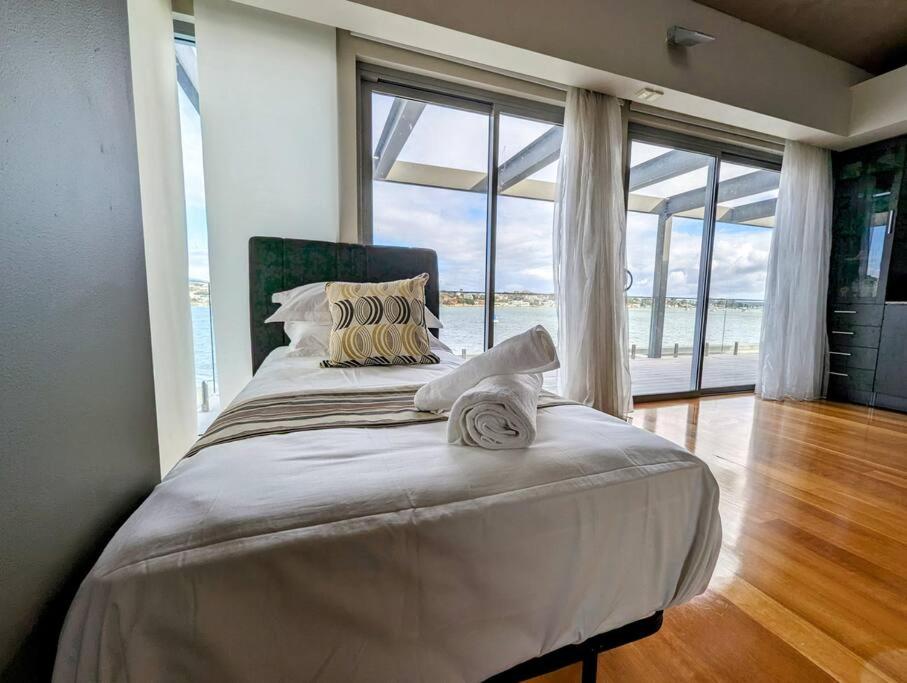 Waterfront Oasis , Infinity Pool, Sauna and steam room