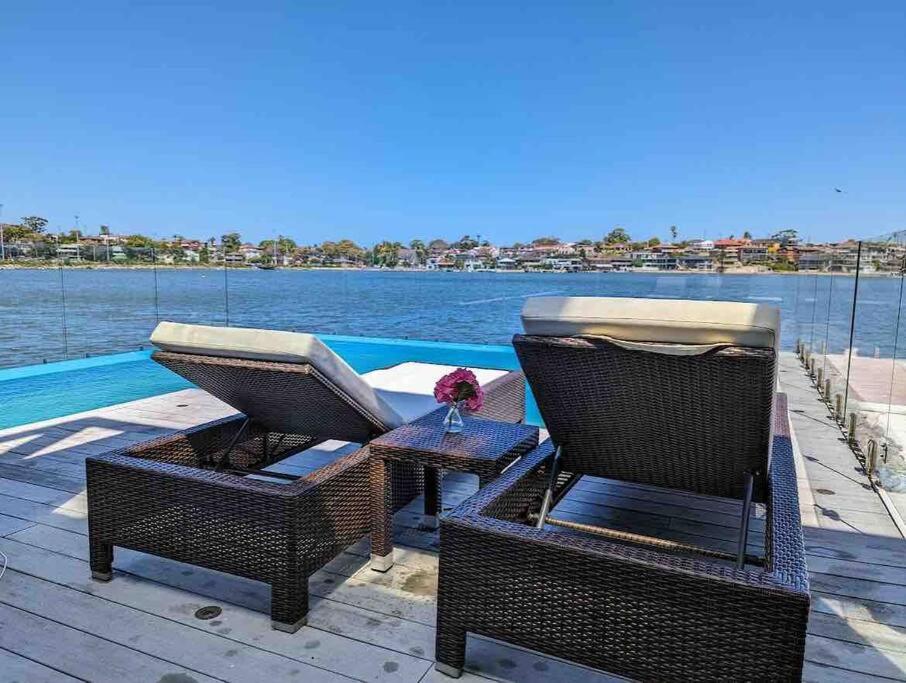 Waterfront Oasis , Infinity Pool, Sauna and steam room