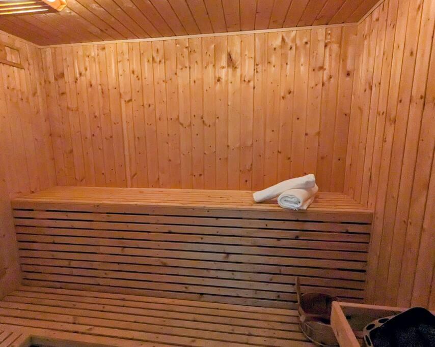 Waterfront Oasis , Infinity Pool, Sauna and steam room