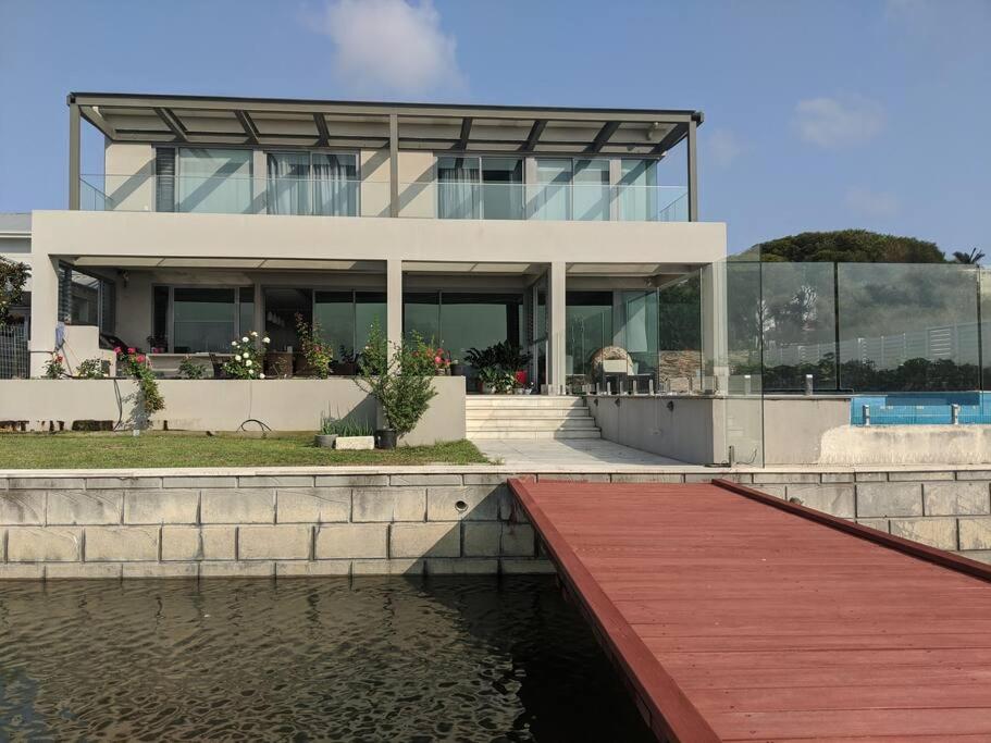 Waterfront Oasis , Infinity Pool, Sauna and steam room