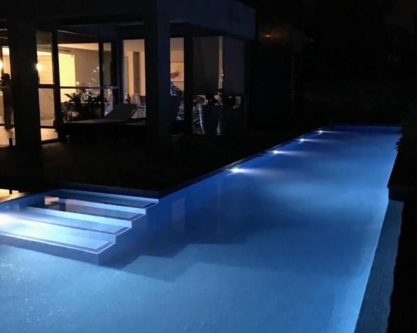 Waterfront Oasis , Infinity Pool, Sauna and steam room
