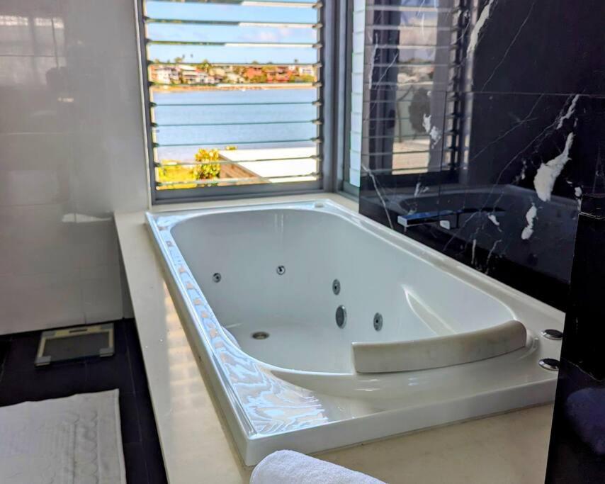 Waterfront Oasis , Infinity Pool, Sauna and steam room