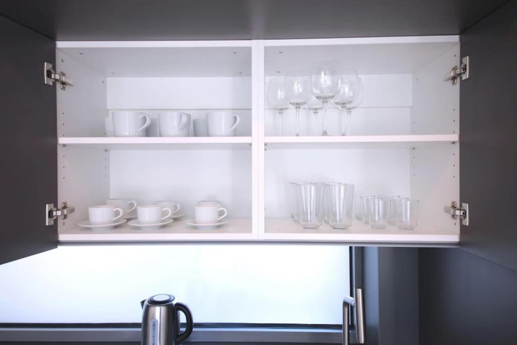 Spacious Top Floor Flat, Air Conditioning, Free Parking, 200Mb WiFi