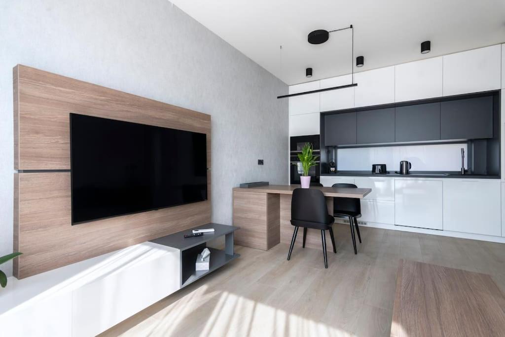 Spacious Top Floor Flat, Air Conditioning, Free Parking, 200Mb WiFi