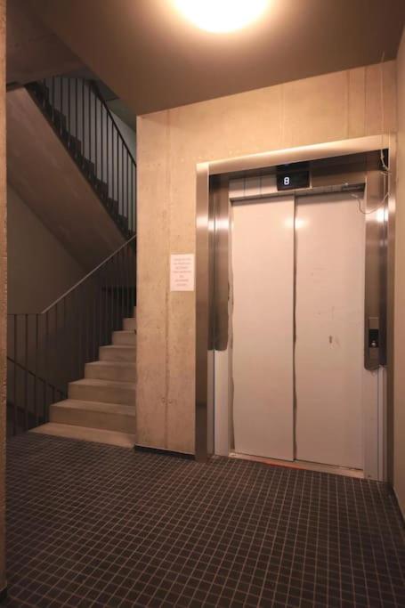 Spacious Top Floor Flat, Air Conditioning, Free Parking, 200Mb WiFi