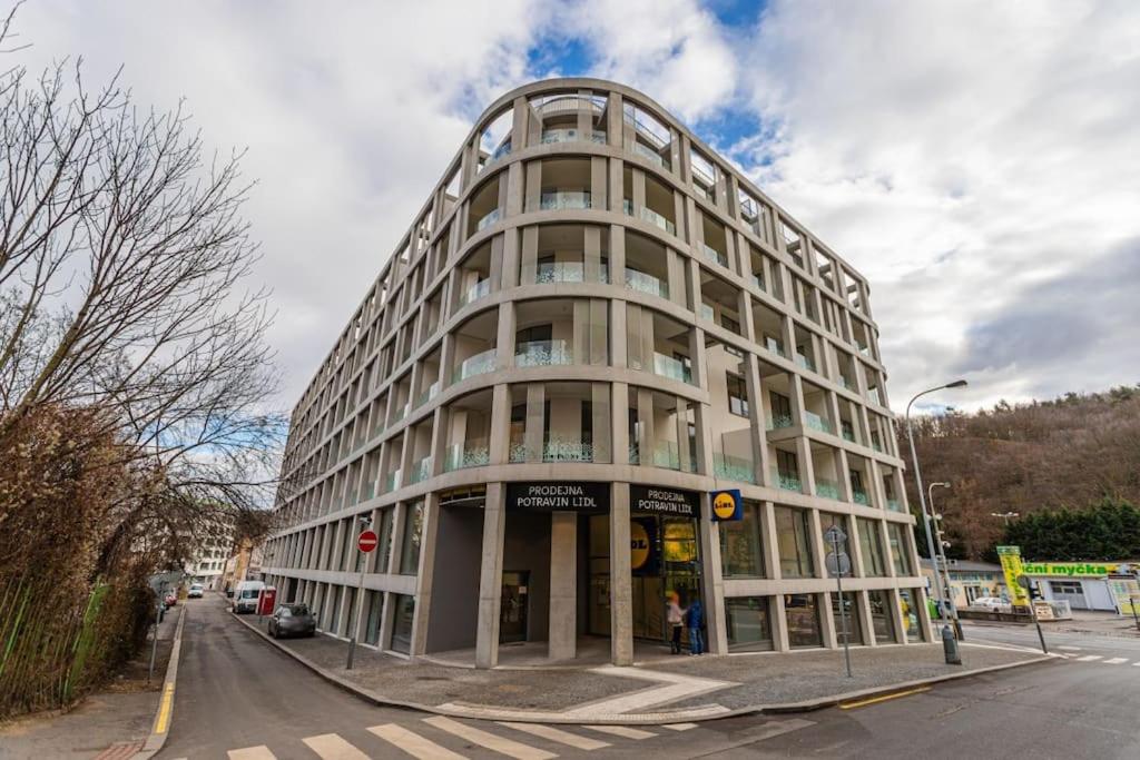 Spacious Top Floor Flat, Air Conditioning, Free Parking, 200Mb WiFi