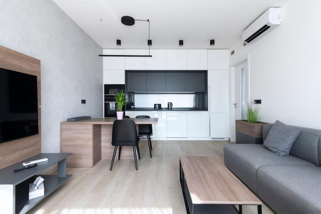 Spacious Top Floor Flat, Air Conditioning, Free Parking, 200Mb WiFi