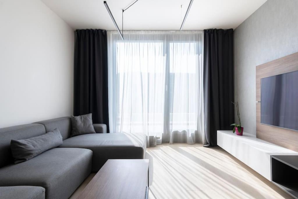 Spacious Top Floor Flat, Air Conditioning, Free Parking, 200Mb WiFi