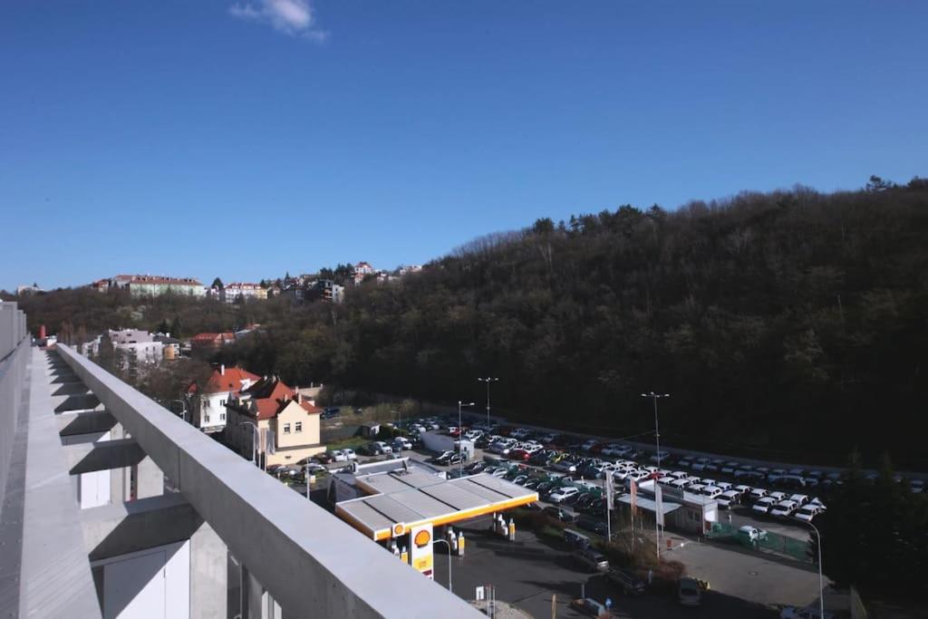 Spacious Top Floor Flat, Air Conditioning, Free Parking, 200Mb WiFi