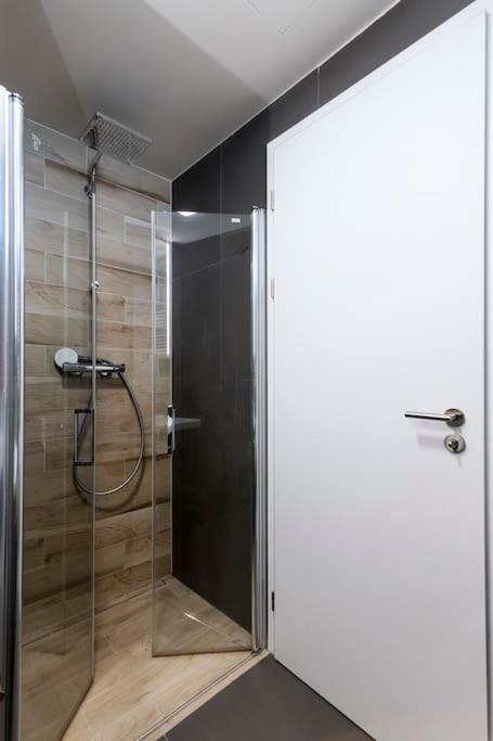 Spacious Top Floor Flat, Air Conditioning, Free Parking, 200Mb WiFi