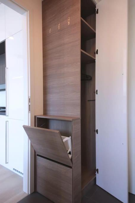 Spacious Top Floor Flat, Air Conditioning, Free Parking, 200Mb WiFi
