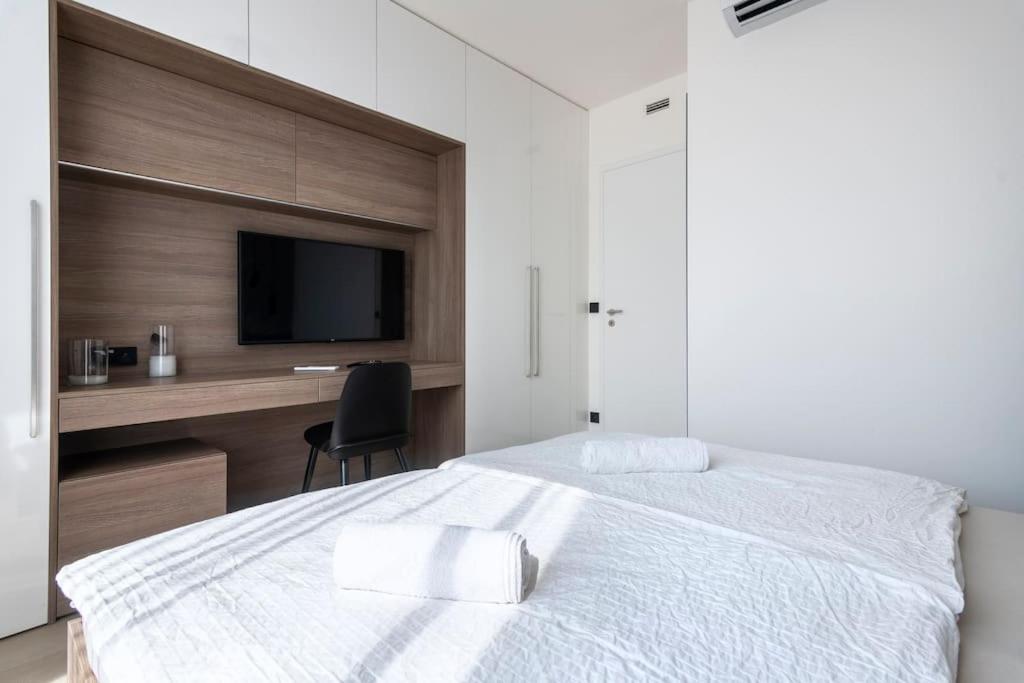 Spacious Top Floor Flat, Air Conditioning, Free Parking, 200Mb WiFi