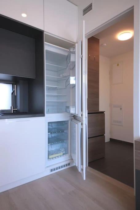 Spacious Top Floor Flat, Air Conditioning, Free Parking, 200Mb WiFi