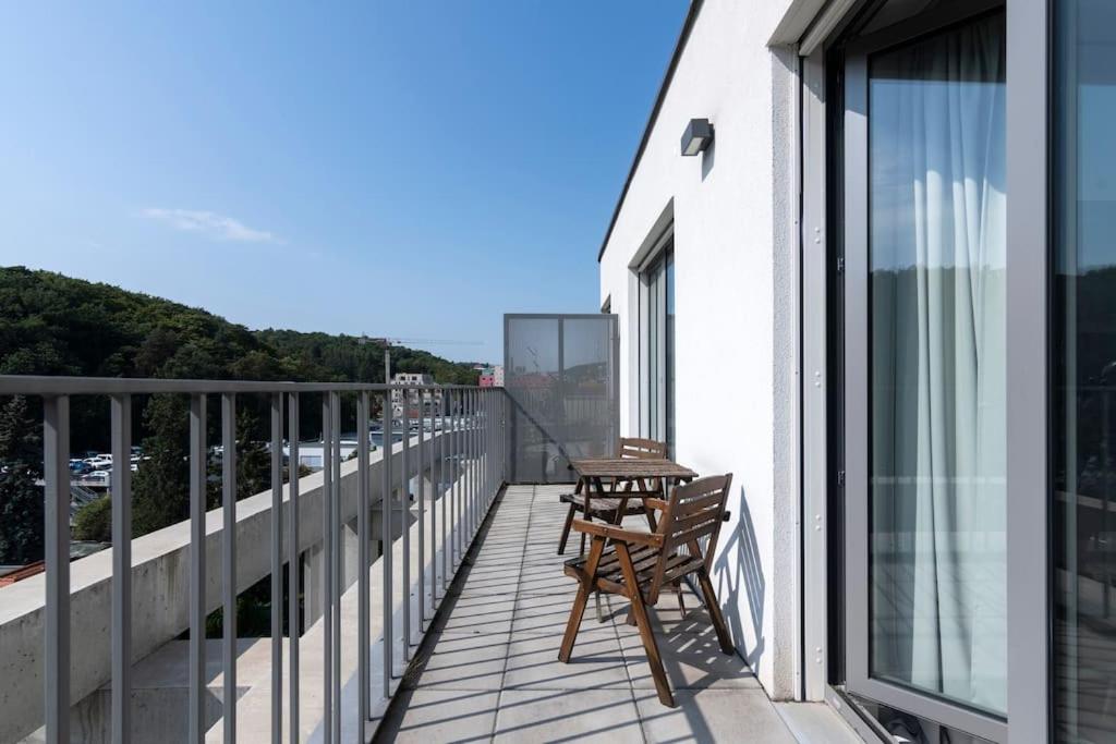 Spacious Top Floor Flat, Air Conditioning, Free Parking, 200Mb WiFi