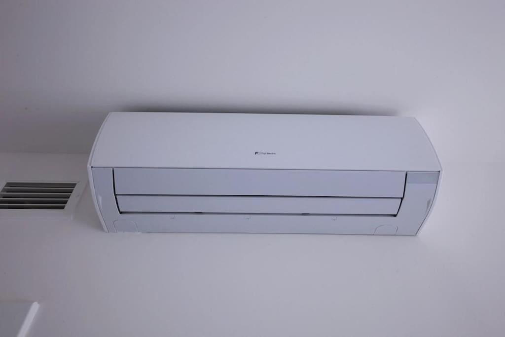 Spacious Top Floor Flat, Air Conditioning, Free Parking, 200Mb WiFi