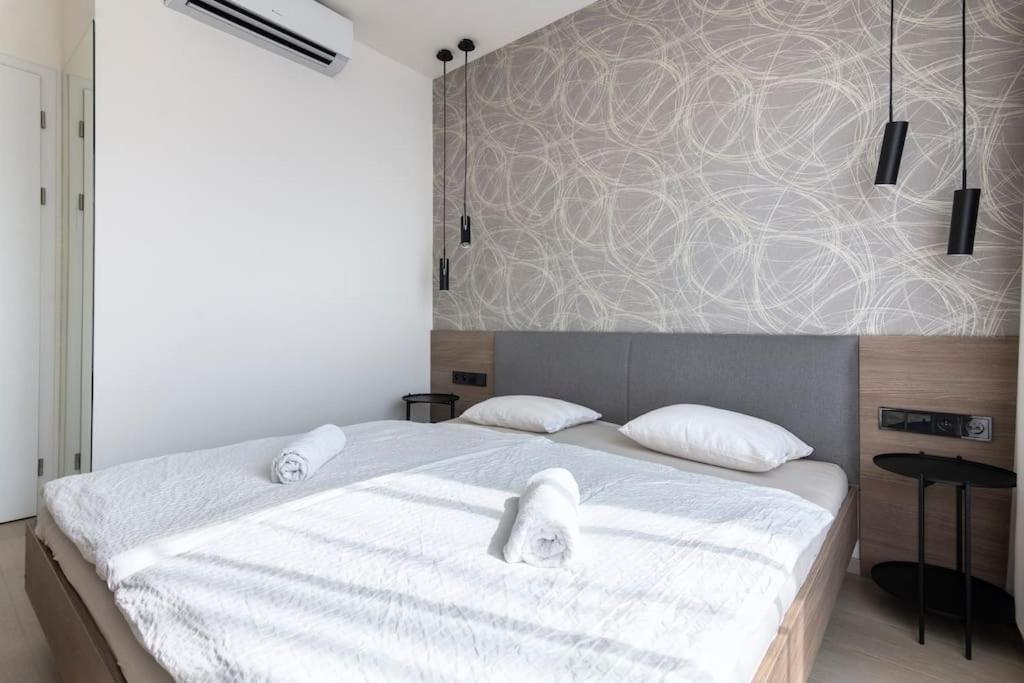 Spacious Top Floor Flat, Air Conditioning, Free Parking, 200Mb WiFi