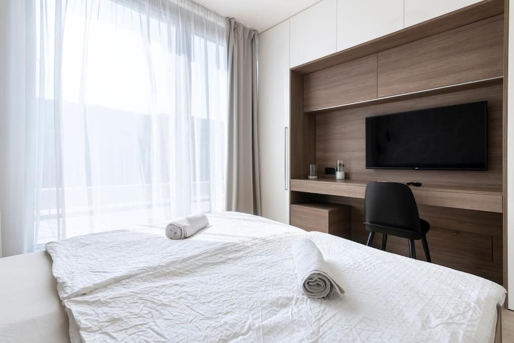 Spacious Top Floor Flat, Air Conditioning, Free Parking, 200Mb WiFi
