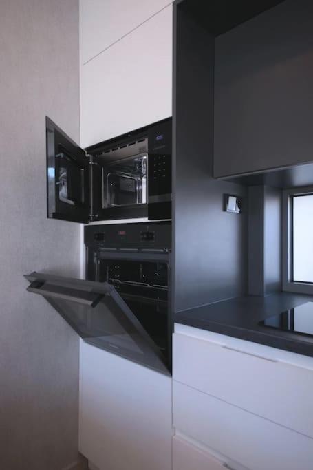 Spacious Top Floor Flat, Air Conditioning, Free Parking, 200Mb WiFi