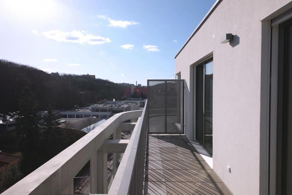 Spacious Top Floor Flat, Air Conditioning, Free Parking, 200Mb WiFi