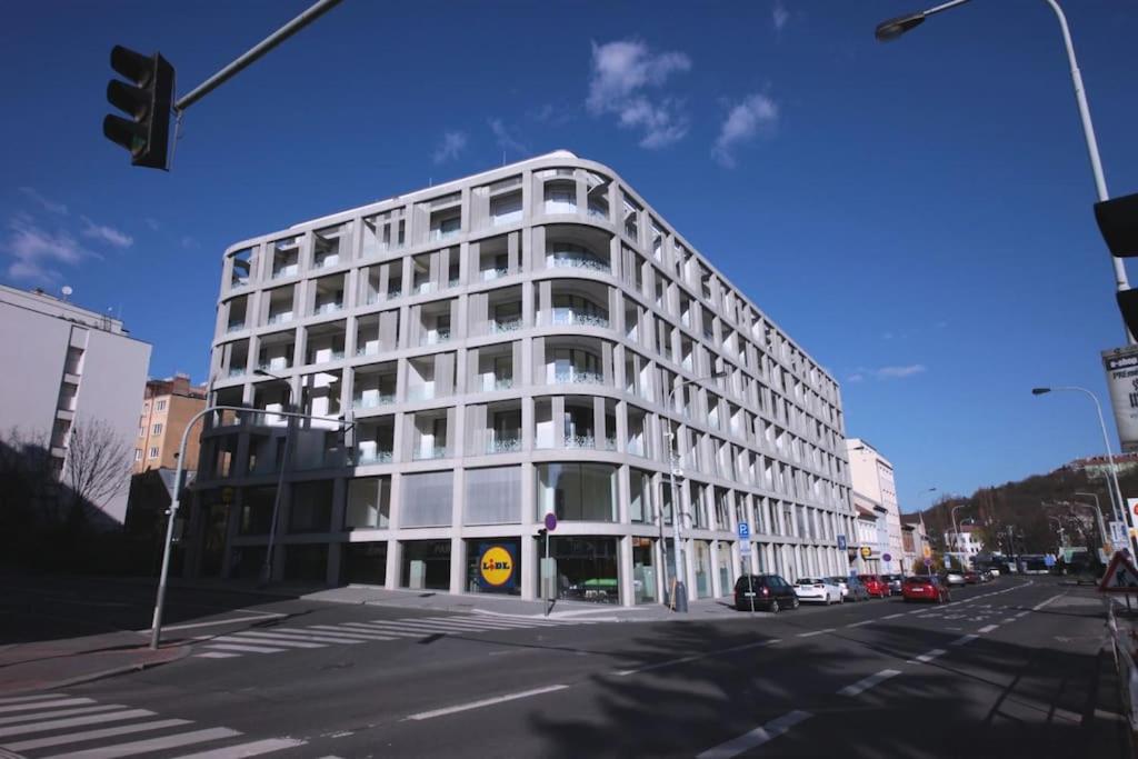 Spacious Top Floor Flat, Air Conditioning, Free Parking, 200Mb WiFi