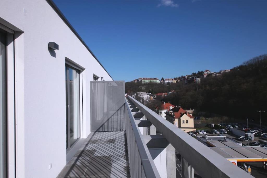 Spacious Top Floor Flat, Air Conditioning, Free Parking, 200Mb WiFi
