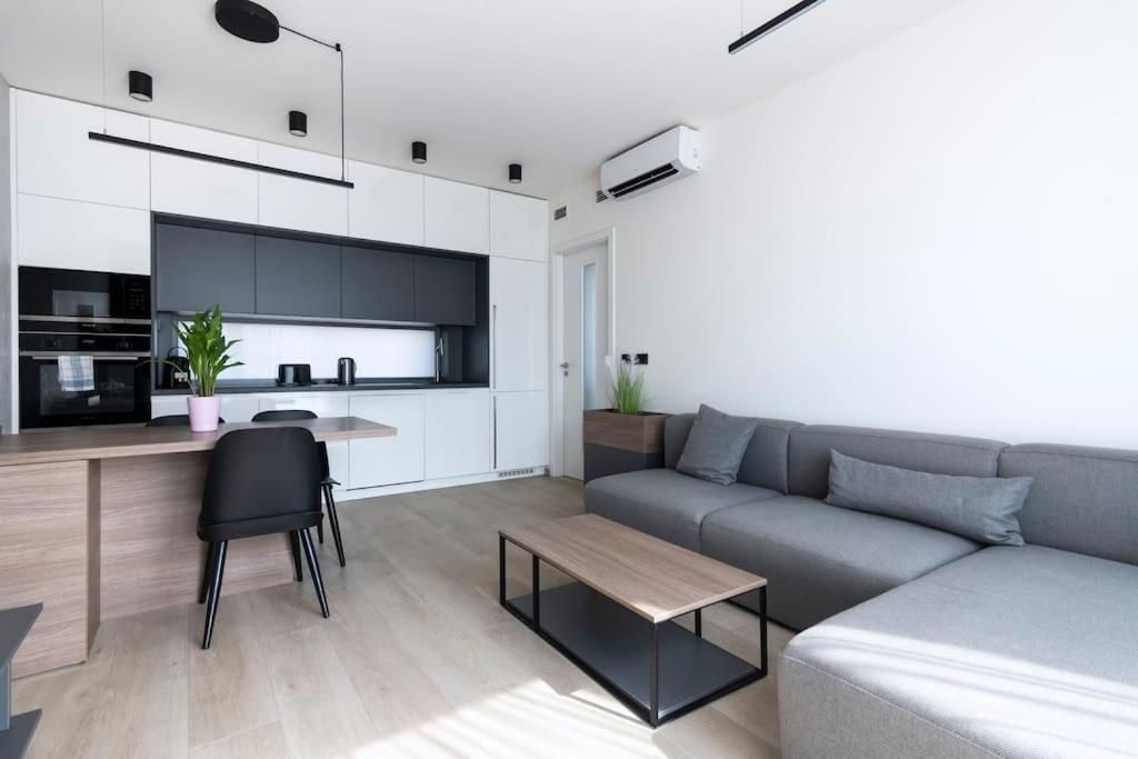 Spacious Top Floor Flat, Air Conditioning, Free Parking, 200Mb WiFi