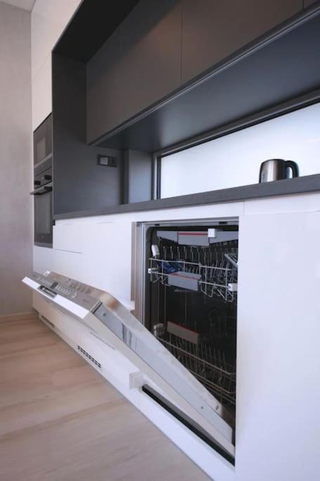 Spacious Top Floor Flat, Air Conditioning, Free Parking, 200Mb WiFi