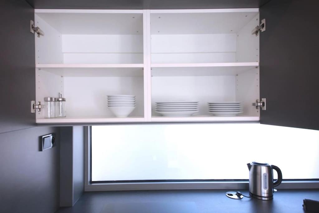 Spacious Top Floor Flat, Air Conditioning, Free Parking, 200Mb WiFi
