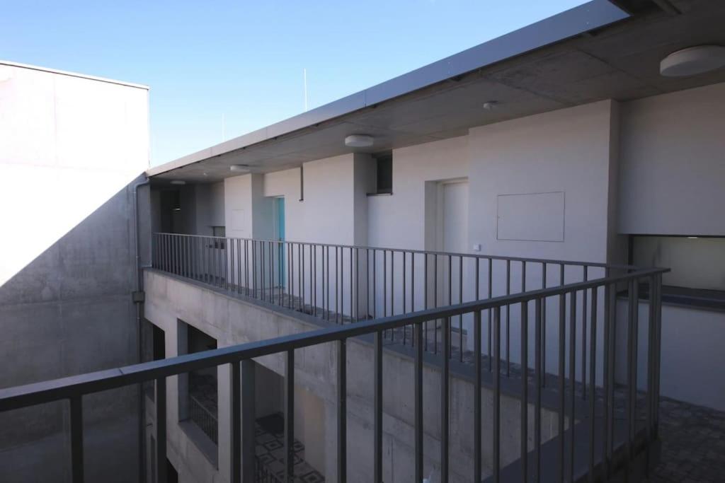 Spacious Top Floor Flat, Air Conditioning, Free Parking, 200Mb WiFi