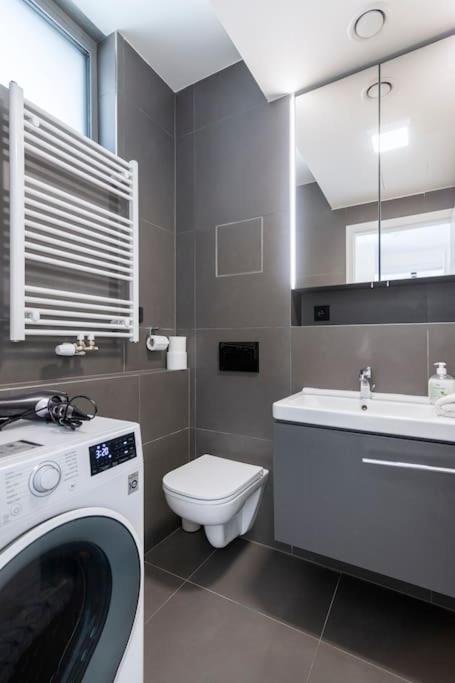 Spacious Top Floor Flat, Air Conditioning, Free Parking, 200Mb WiFi