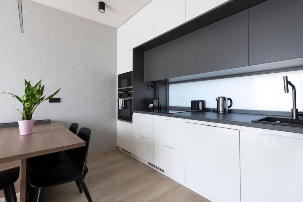 Spacious Top Floor Flat, Air Conditioning, Free Parking, 200Mb WiFi