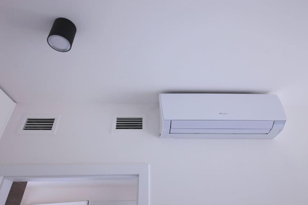 Spacious Top Floor Flat, Air Conditioning, Free Parking, 200Mb WiFi