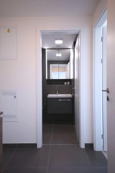 Spacious Top Floor Flat, Air Conditioning, Free Parking, 200Mb WiFi