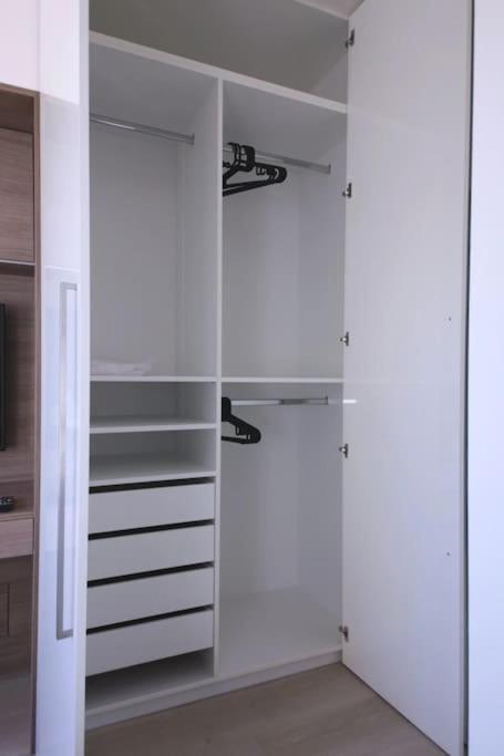 Spacious Top Floor Flat, Air Conditioning, Free Parking, 200Mb WiFi