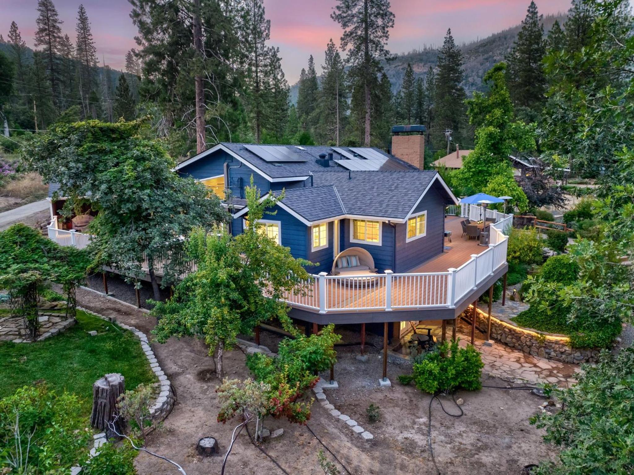Yosemite Creekside Retreat with spa/games/EV Charger and more view 5