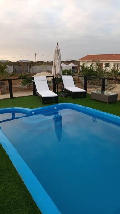 Agradable casa cerca de la playa, piscina internet