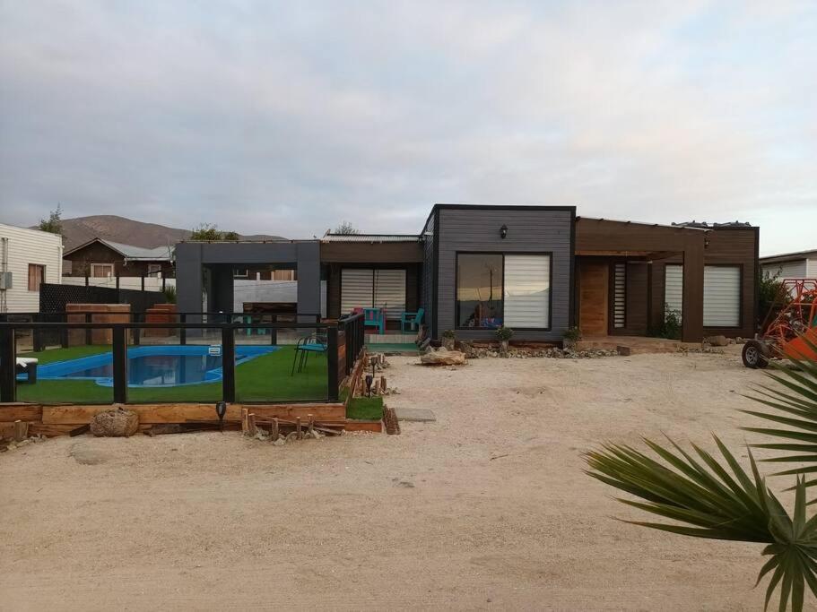 Agradable casa cerca de la playa, piscina internet