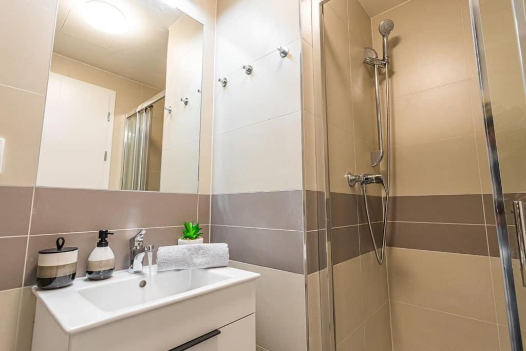On-site Free Parking, 12 to min Centre, Supermarket