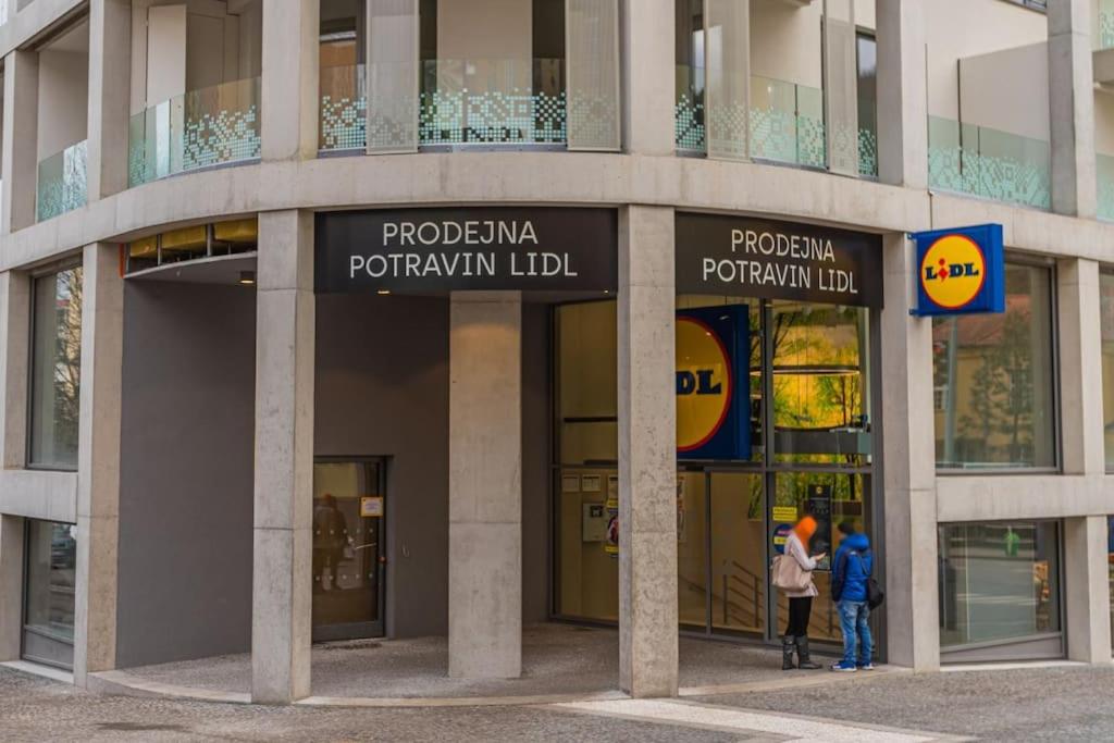 On-site Free Parking, 12 to min Centre, Supermarket