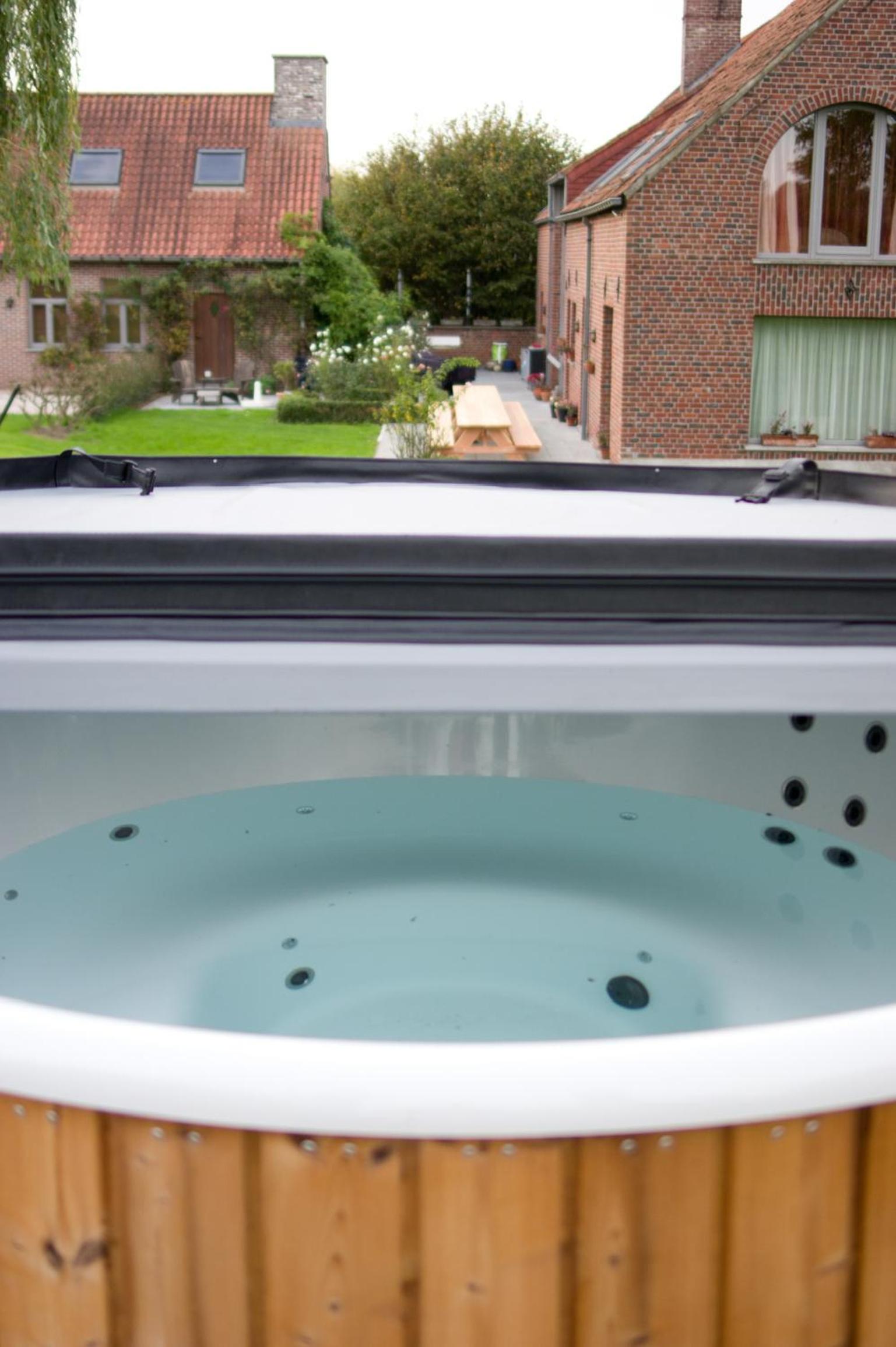 Vakantiewoning L'Eau Tendre in Ellezelles, met wellness en buitenzwembad met overkapping
