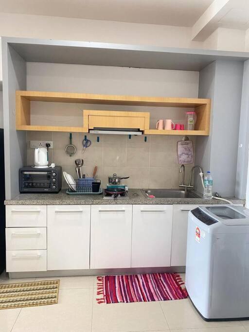 Cozy Shaftsbury high floor king bed free parkin wifi and netflix 1311 view 2