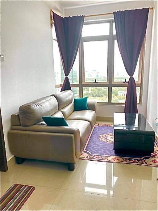 Cozy Shaftsbury high floor king bed free parkin wifi and netflix 1311 photo 2