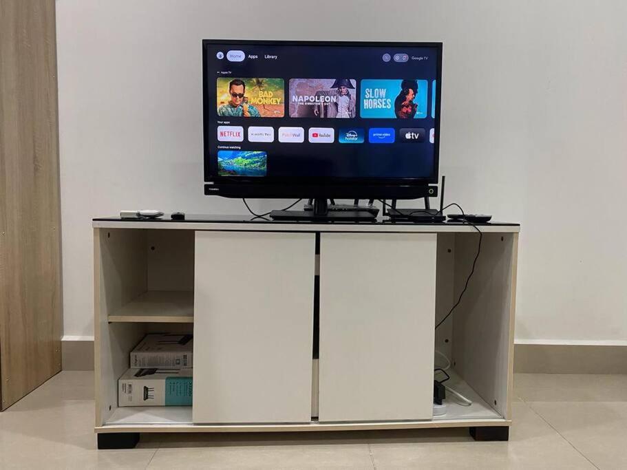 Cozy Shaftsbury high floor king bed free parkin wifi and netflix 1311 photo 5