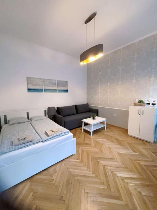 Quiet cabin in city center