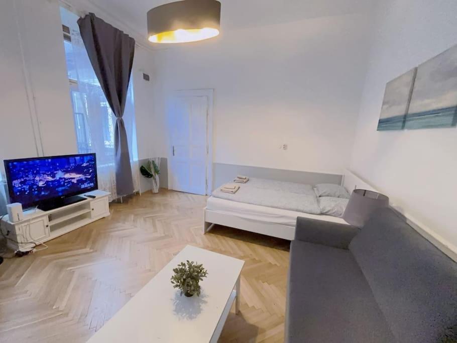 Quiet cabin in city center