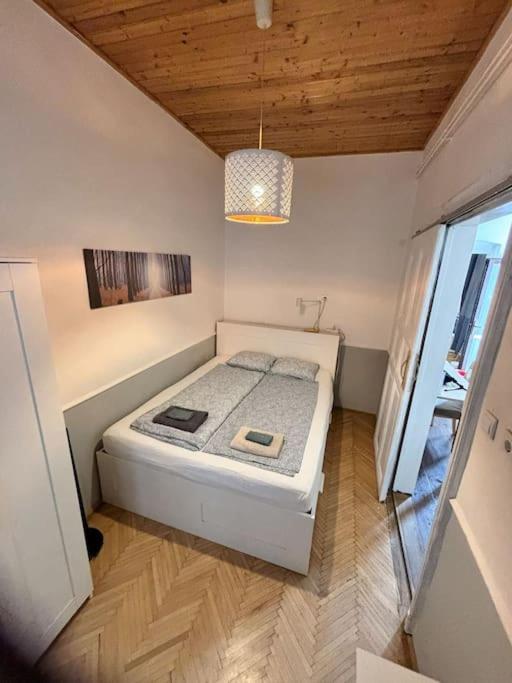 Quiet cabin in city center