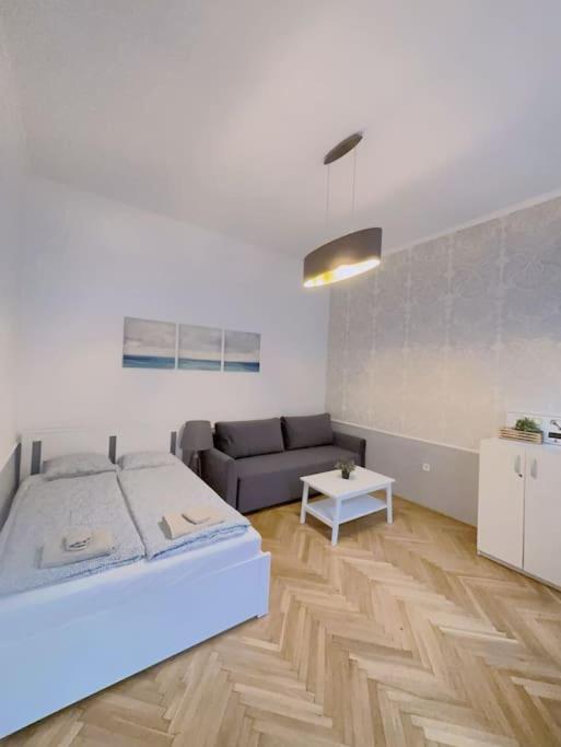 Quiet cabin in city center