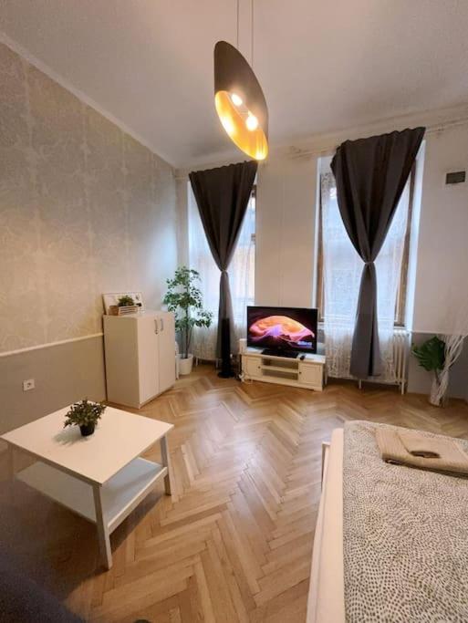 Quiet cabin in city center