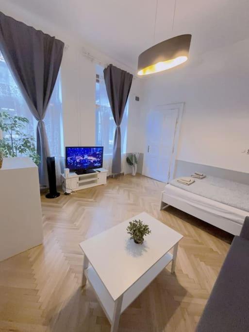 Quiet cabin in city center