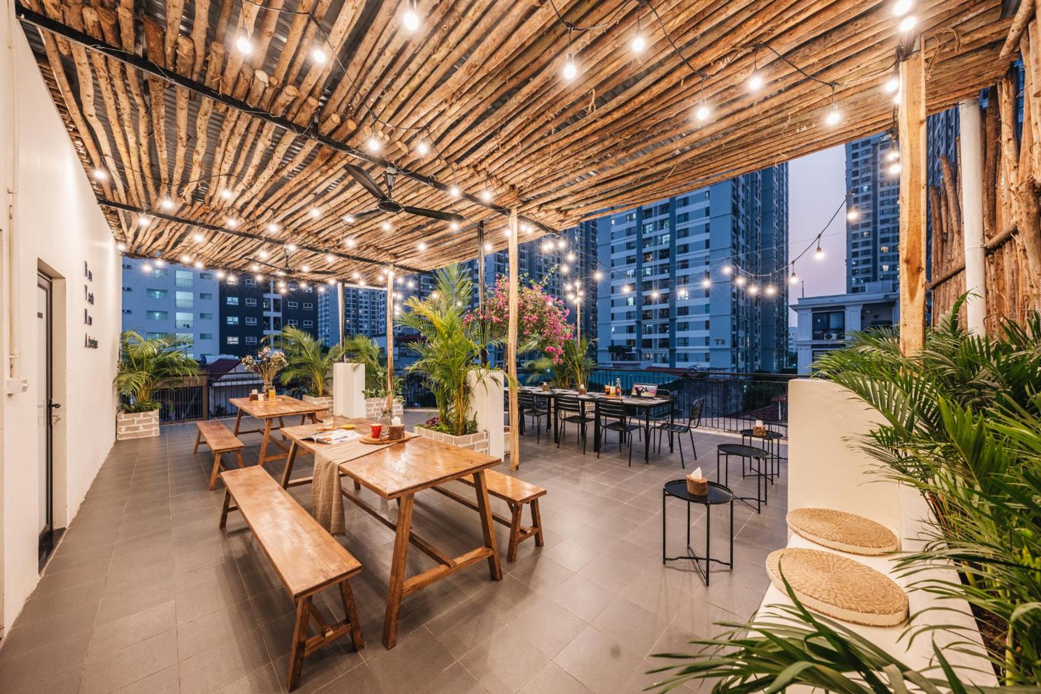 MODERN VILLA - Rooftop - Sky View - Egg Coffee Class